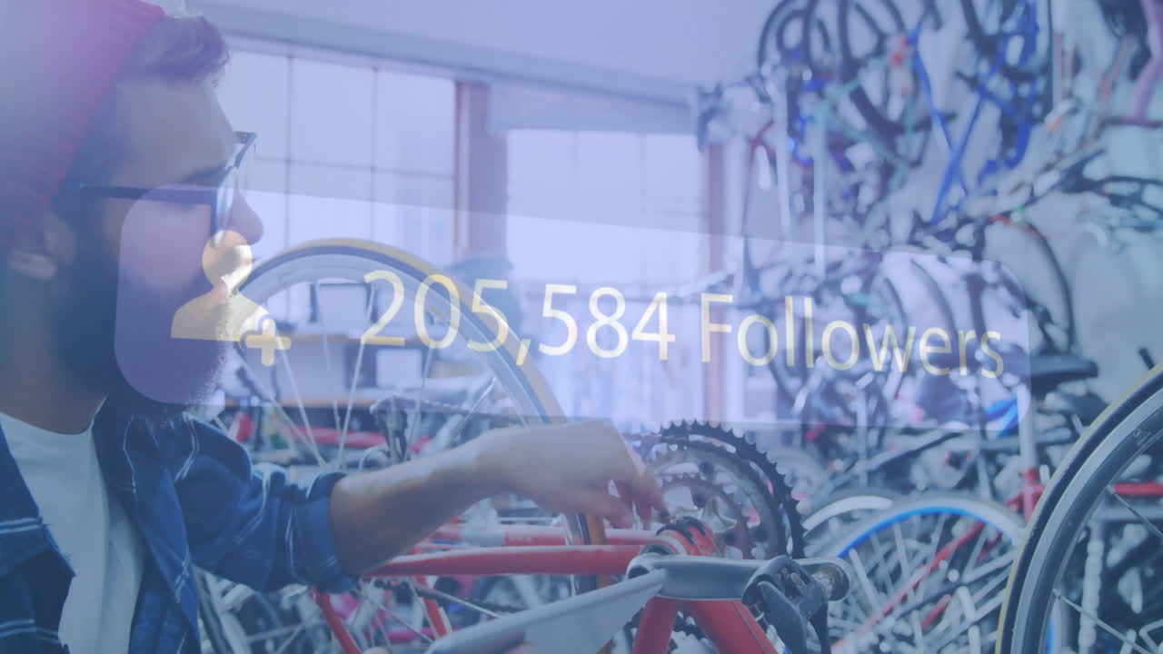 329,020명의 팔로워가 있는 자전거 가게에서 태블릿을 들고 있는 남자