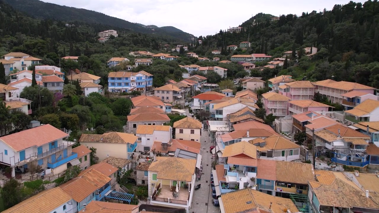 Vila litorânea de Agios Nikitas em Lefkada, Grécia, destino de verão no Mar Jônico, tomada de drone com movimento dolly