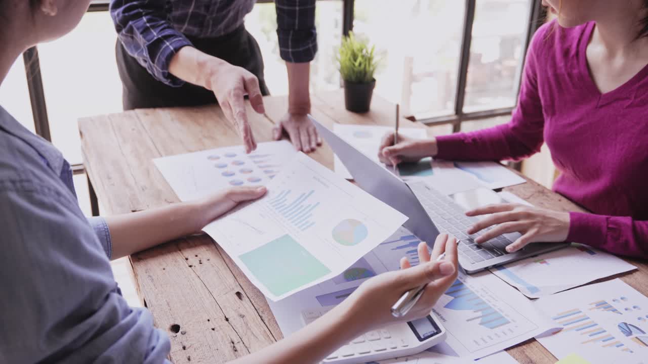 mujeres asiáticas discutiendo planes presupuestarios, informes, conceptos de gráficos, gráficos, datos de papeleo en computadora portátil, tableta, en el escritorio, mesa de la oficina. crédito fiscal consultor de carrera corredor de bolsa o mercado