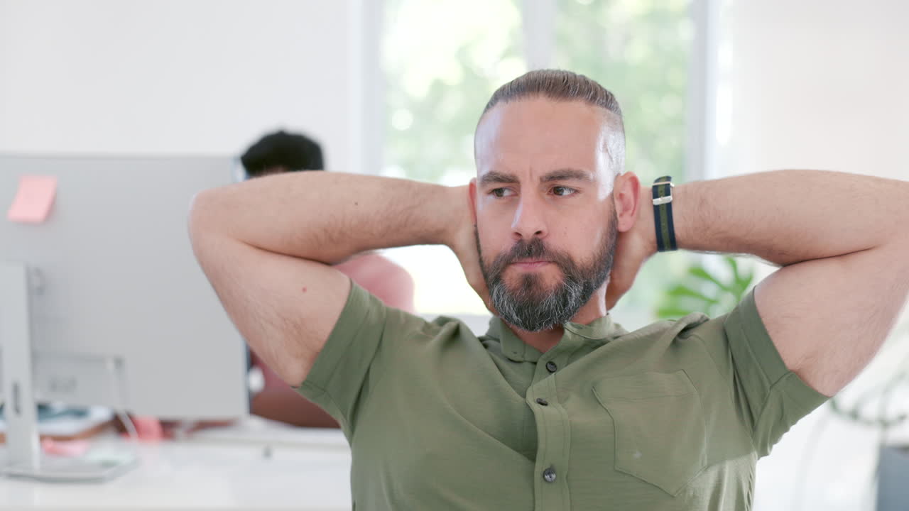 hombre creativo, cansado y pensando mientras se estira