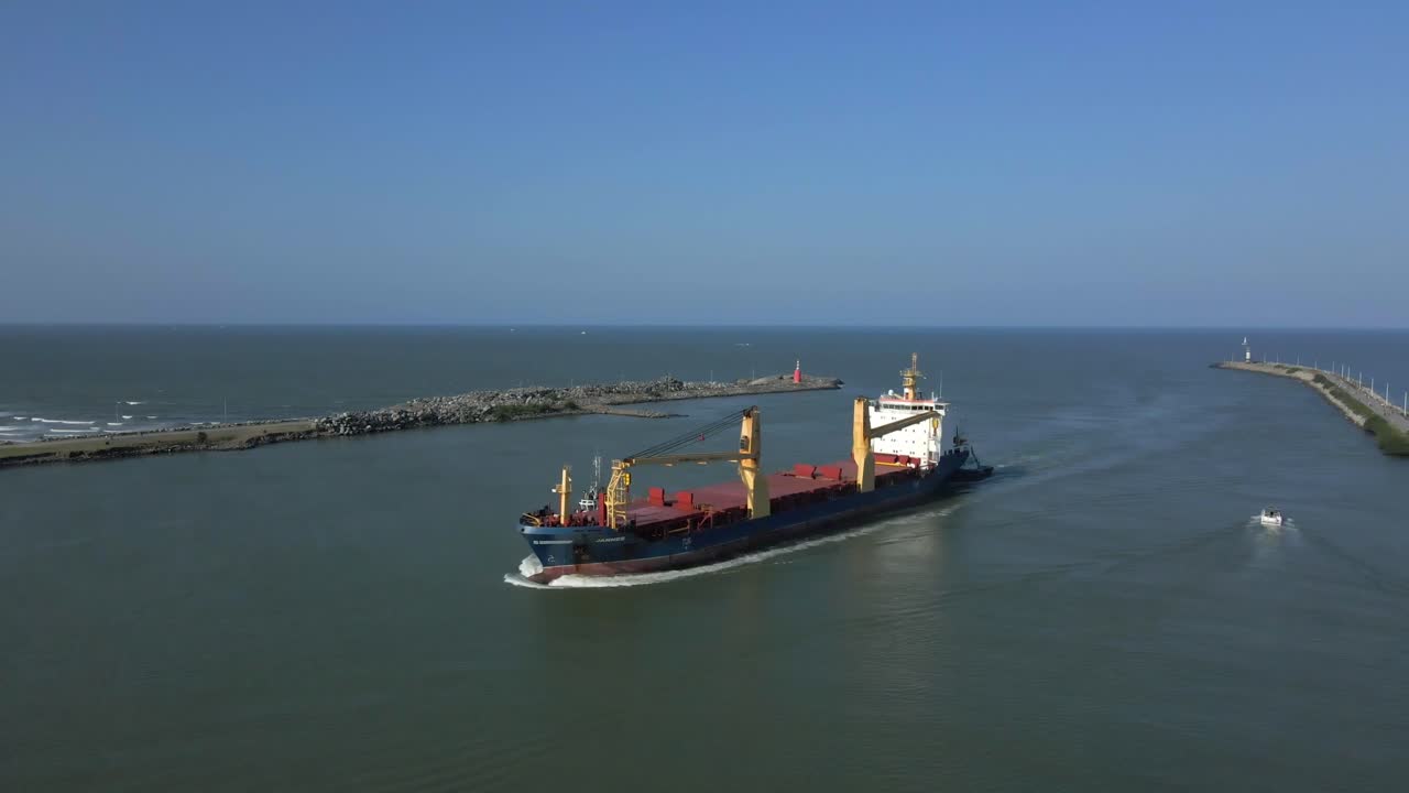 vista aérea de un transatlántico que ingresa al puerto marítimo