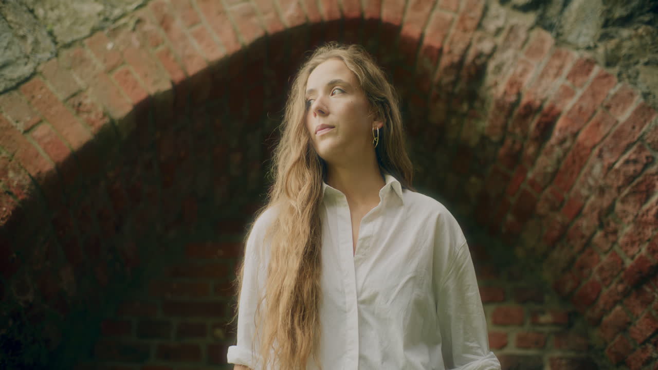 Ritratto di donna pensierosa e triste