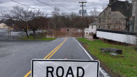 señal de carretera cerrada frente a una calle inundada en estados unidos