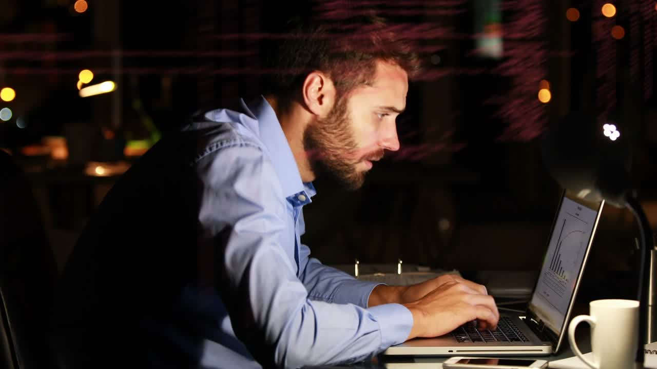 Animazione dell'elaborazione dati su un uomo d'affari caucasico stanco che dorme accanto al laptop