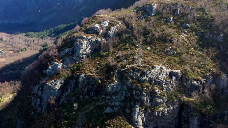 Eine-Frau-Mit-Einem-Hund-Geht-Die-Midsund-Treppe-Hinunter,-Rørsethornet