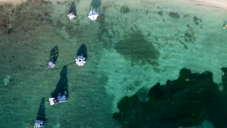 vista aérea de la playa de cozumel con juegos inflables