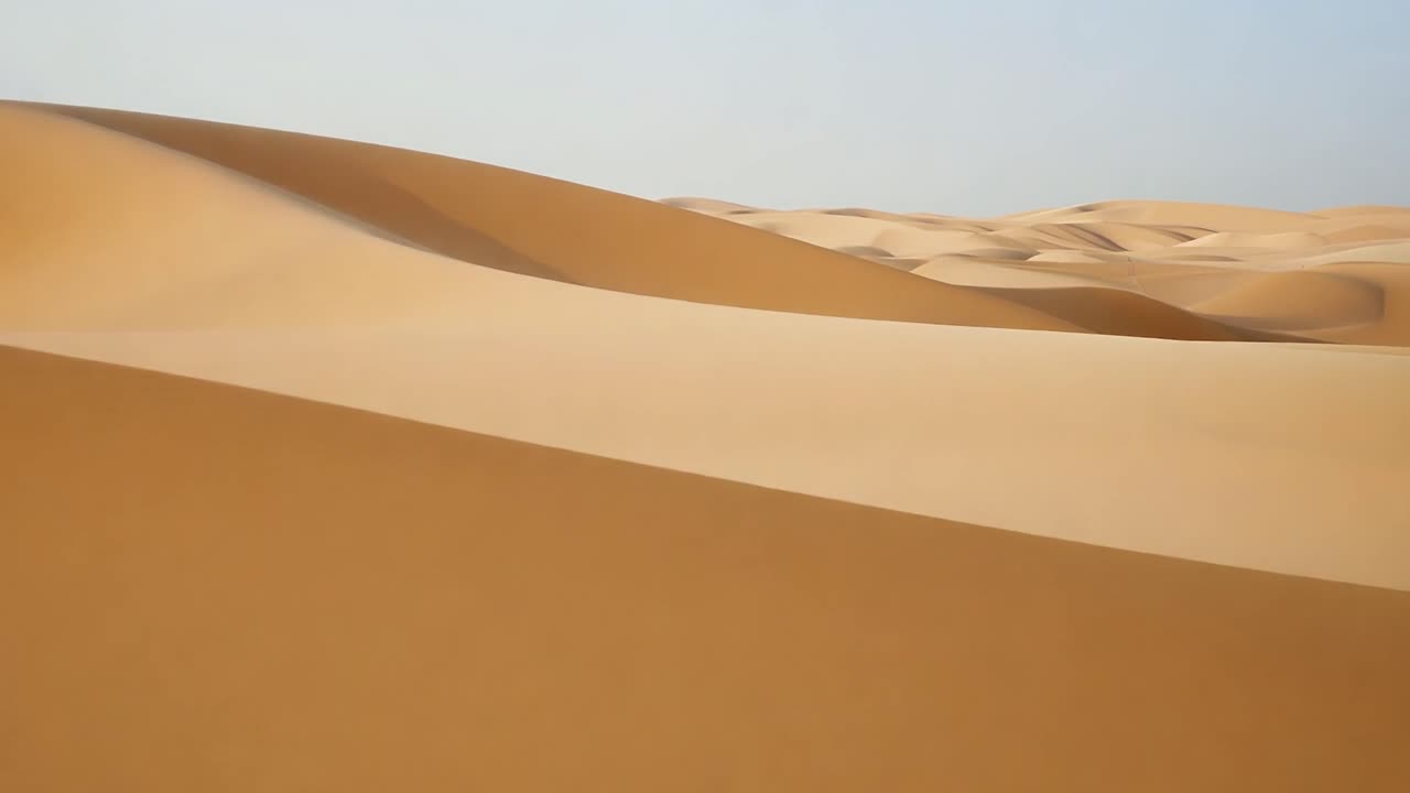 el viento da forma a un impresionante paisaje desértico, esculpindo dunas de arena bajo la brillante luz del sol de un día despejado