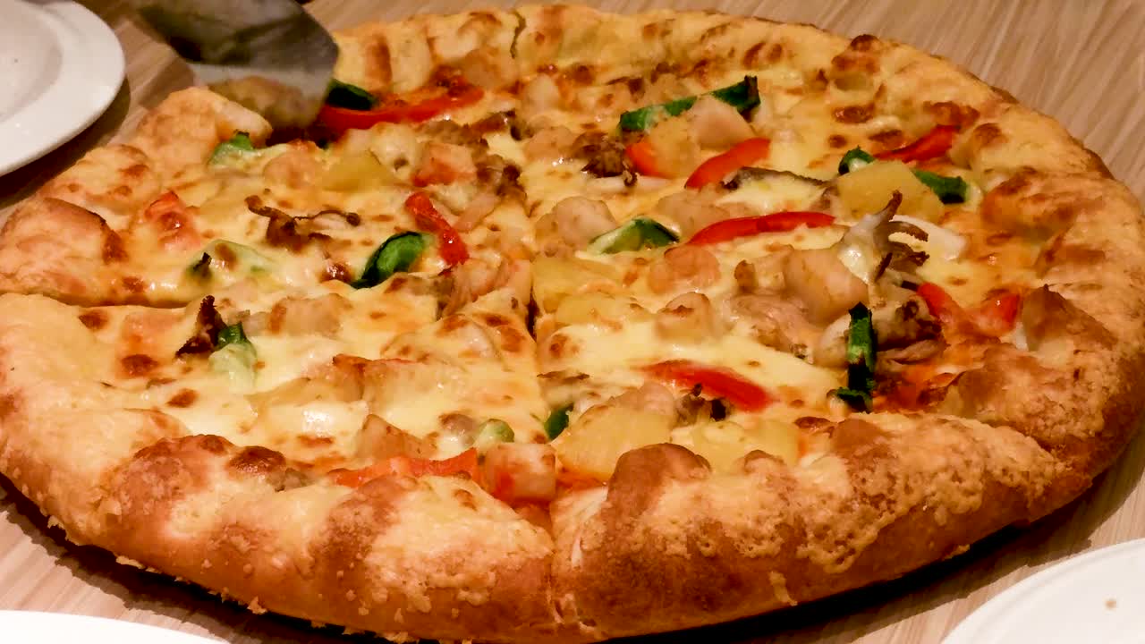 공유하게 되어 기쁩니다, 이탈리안 레스토랑에서 해산물 피자 자르기