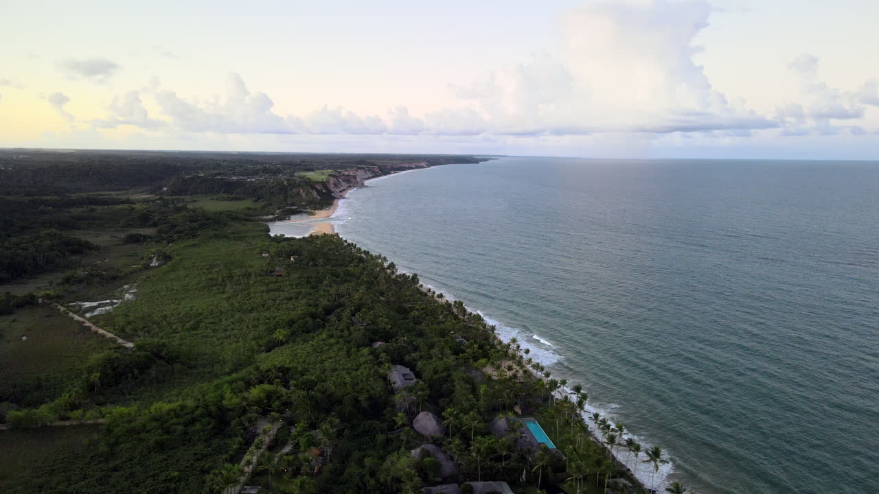 aéreo - hermosa playa de tancoso en brasil, tiro giratorio