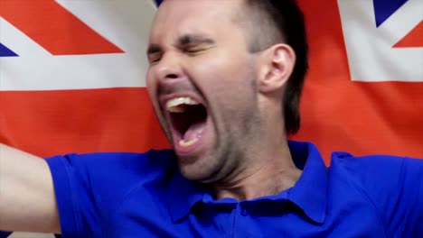 un fanático británico celebra sosteniendo la bandera británica en cámara lenta,4k, de alta calidad