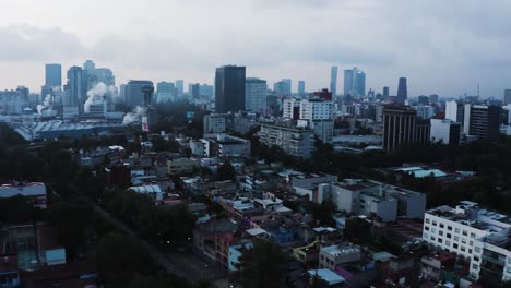 Horizonte-De-La-Ciudad-De-México-En-Un-Día-Nublado-Y-Cambiante,-Vista-Aérea