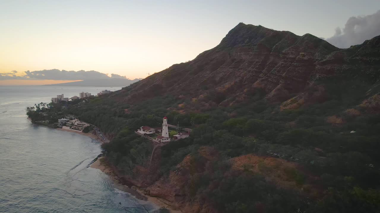 다이아몬드 헤드 크레이터를 따라 날아다니며 하와이 오아후의 등대