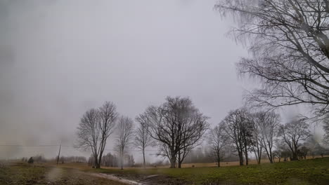 Regentropfen-Auf-Glas-Mit-Der-Wunderschönen-Landschaft-Und-Den-Bäumen-Im-Fenster