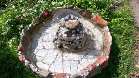 pequeña fuente en el parque de la ciudad