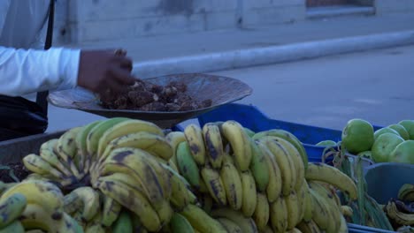 vendedor ambulante cubano vendiendo cocoyams en la calle, enfoque de adelante hacia atrás