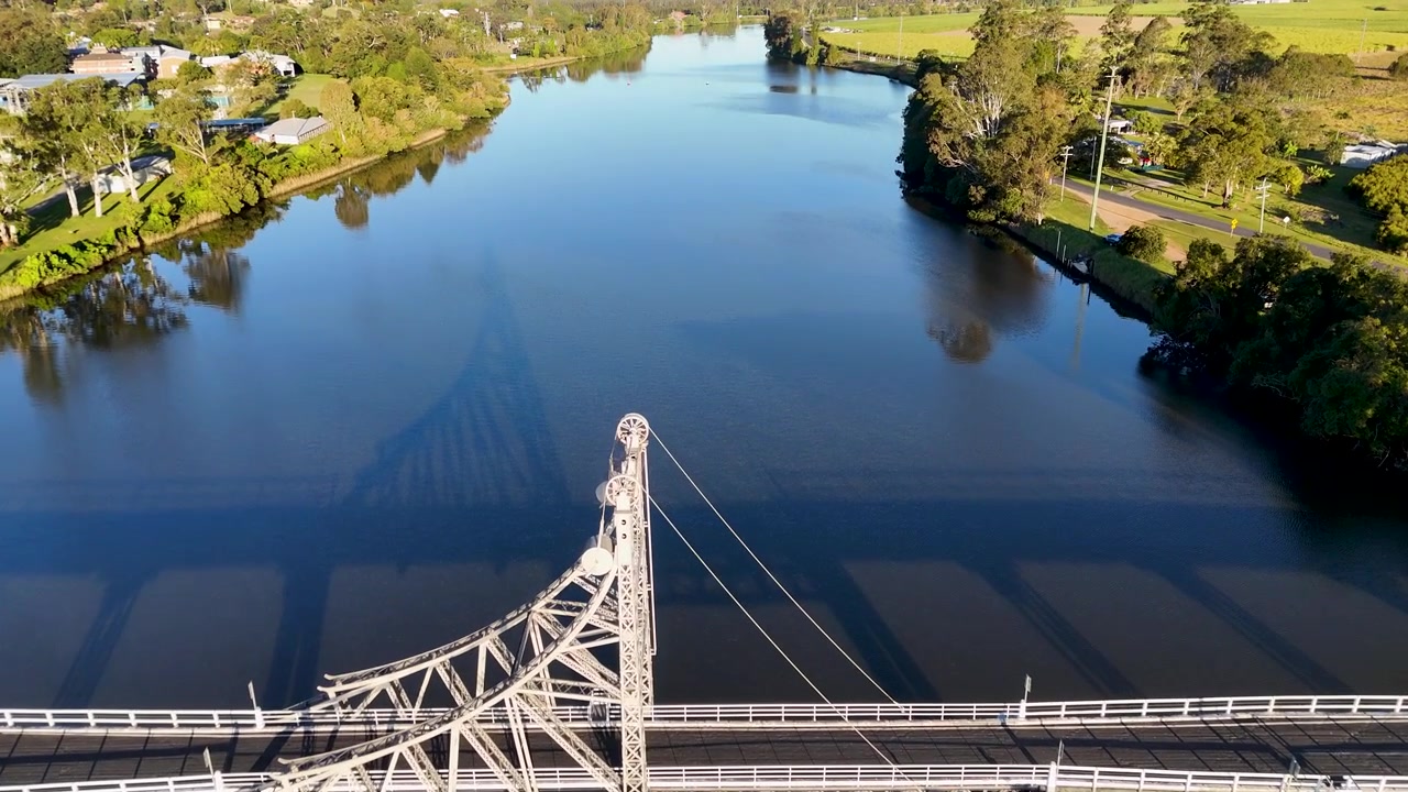 Toma de dron volando sobre el río Clarence y el puente Maclean en Nueva Gales del Sur