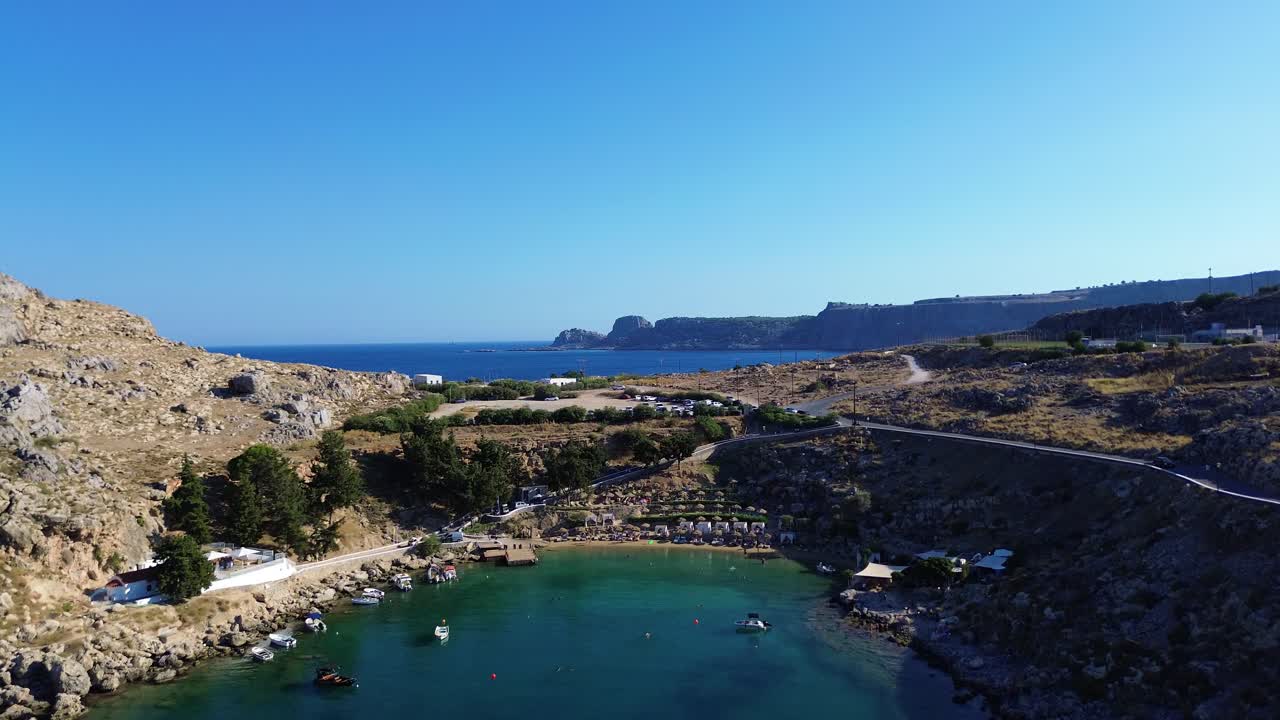 playa de agios pavlos en rodas, grecia con la acrópolis de lindos, casas y el mar mediterráneo durante el día filmado con el dron