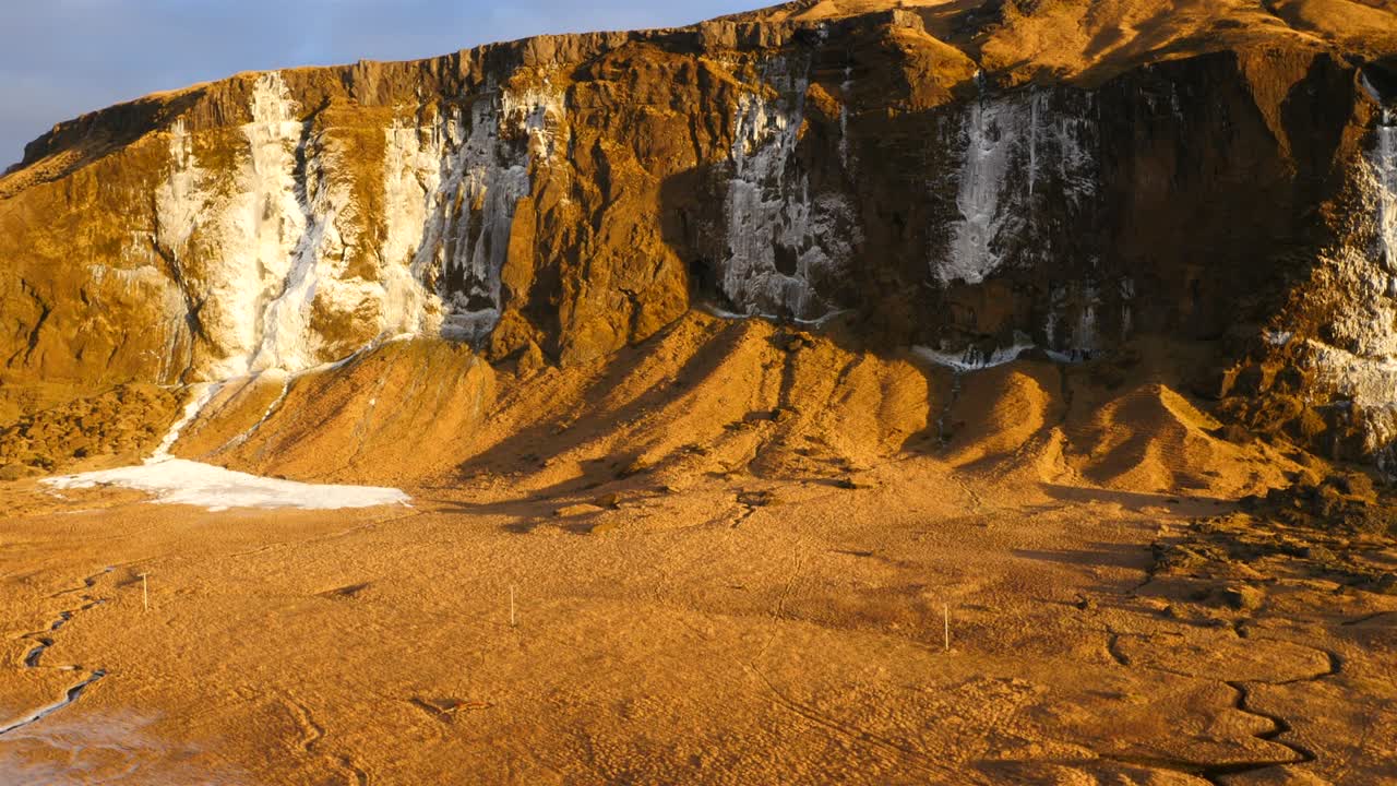 아이슬란드 의 얼어붙은 폭포 와 함께 아름다운 풍경 의 공중 사진