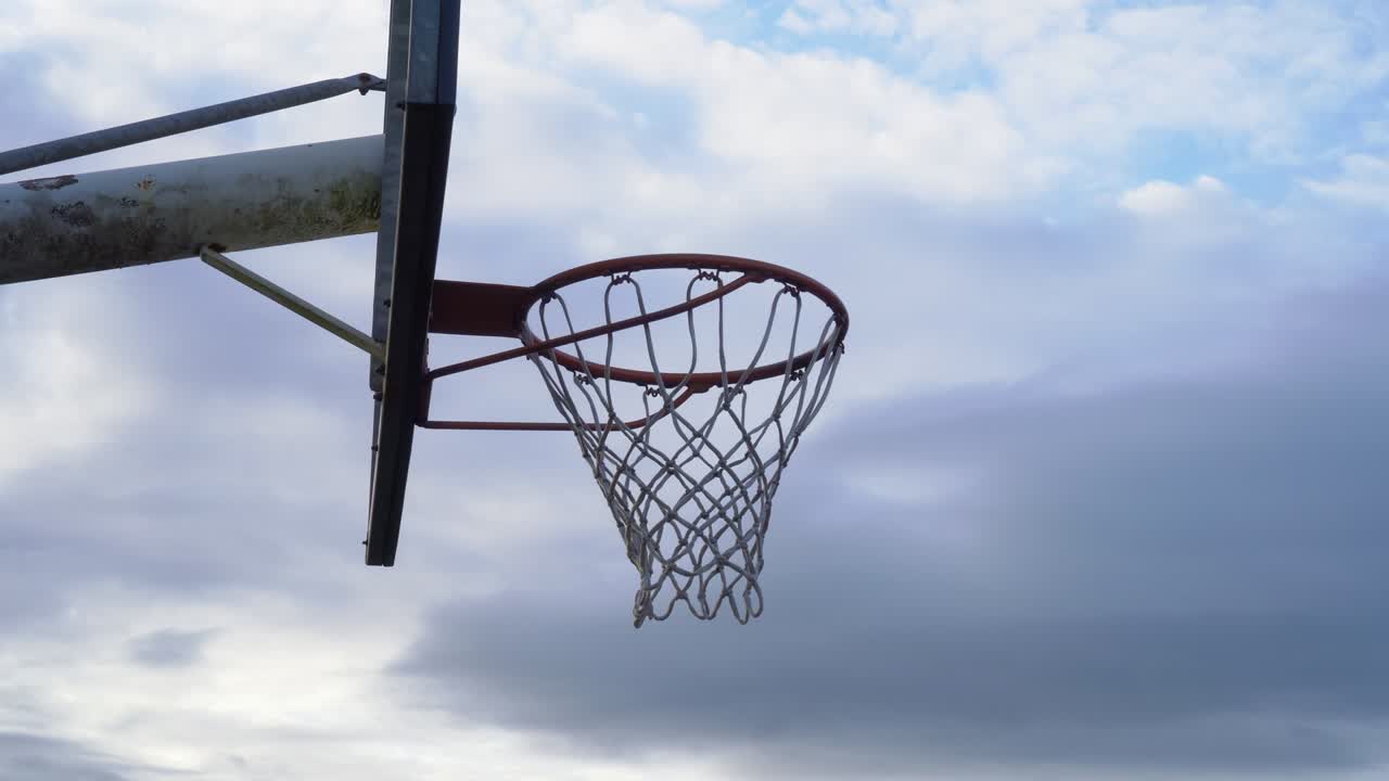 anillo de baloncesto viejo con una red