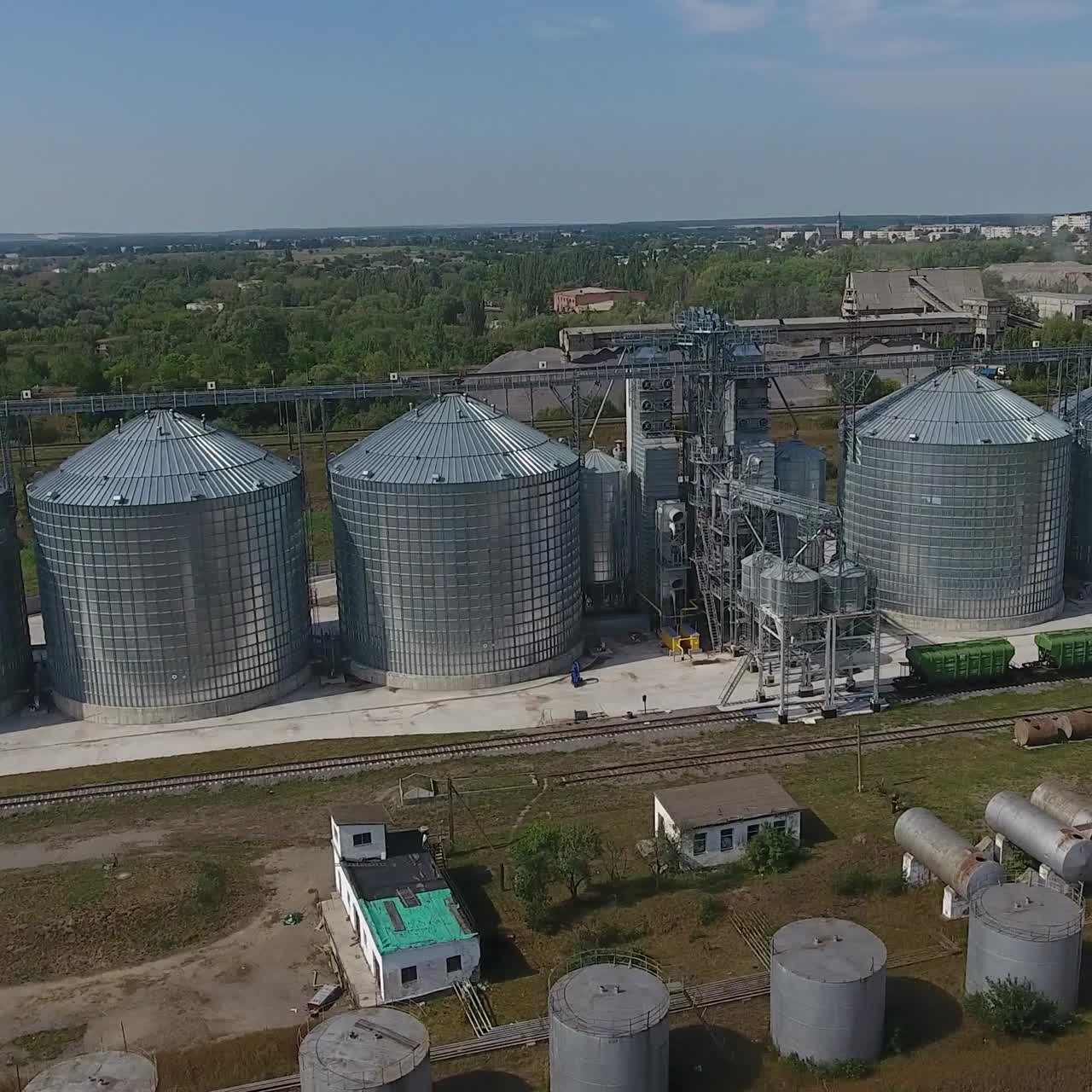 ascensor de granos en el paisaje rural