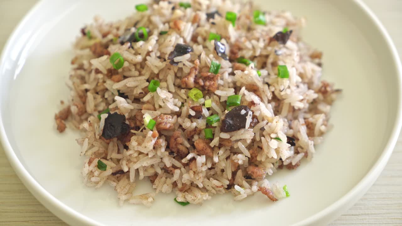 arroz frito con aceitunas chinas y cerdo picado - estilo de comida asiática