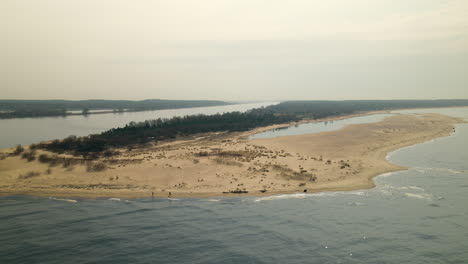 Naturschutzgebiet-Mewia-Lacha-Mit-Weichsel-Auf-Der-Insel-Sobieszewo,-über-Der-Danziger-Bucht,-Ostsee,-Polen