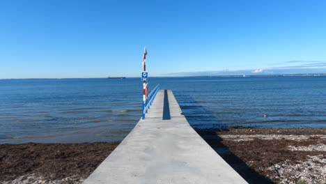 tabla de caminar hacia el mar