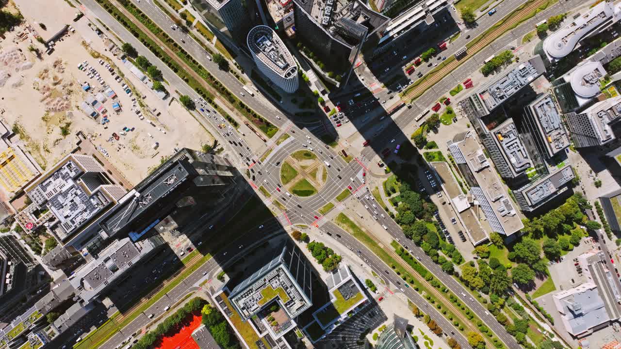 Órbita de drone sobre o centro financeiro de Varsóvia, representando a economia europeia.