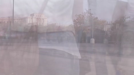 viajeros ocupados en la calle de la ciudad