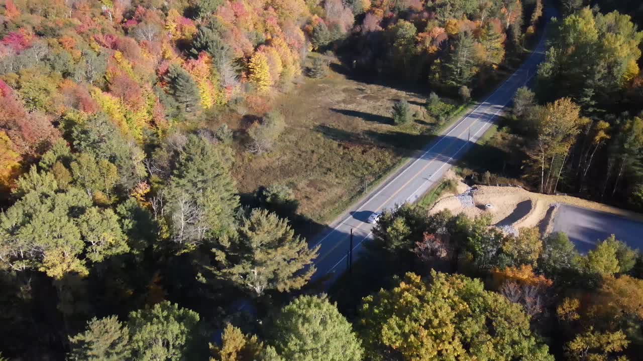 Smukke droneoptagelser fra luften af efterårsbladene på og omkring Mount Hor, Mount Pisgah og Lake Willoughby under efterårets højdepunkt for løvfarver i Willoughby State Forest i Westmore, Vermont.