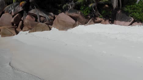 Vista-Aérea-De-Las-Playas-Blancas-Y-Aguas-Turquesas-En-Anse-Coco,-Petit-Anse-Y-Grand-Anse-En-La-Digue,-Una-Isla-De-Las-Seychelles