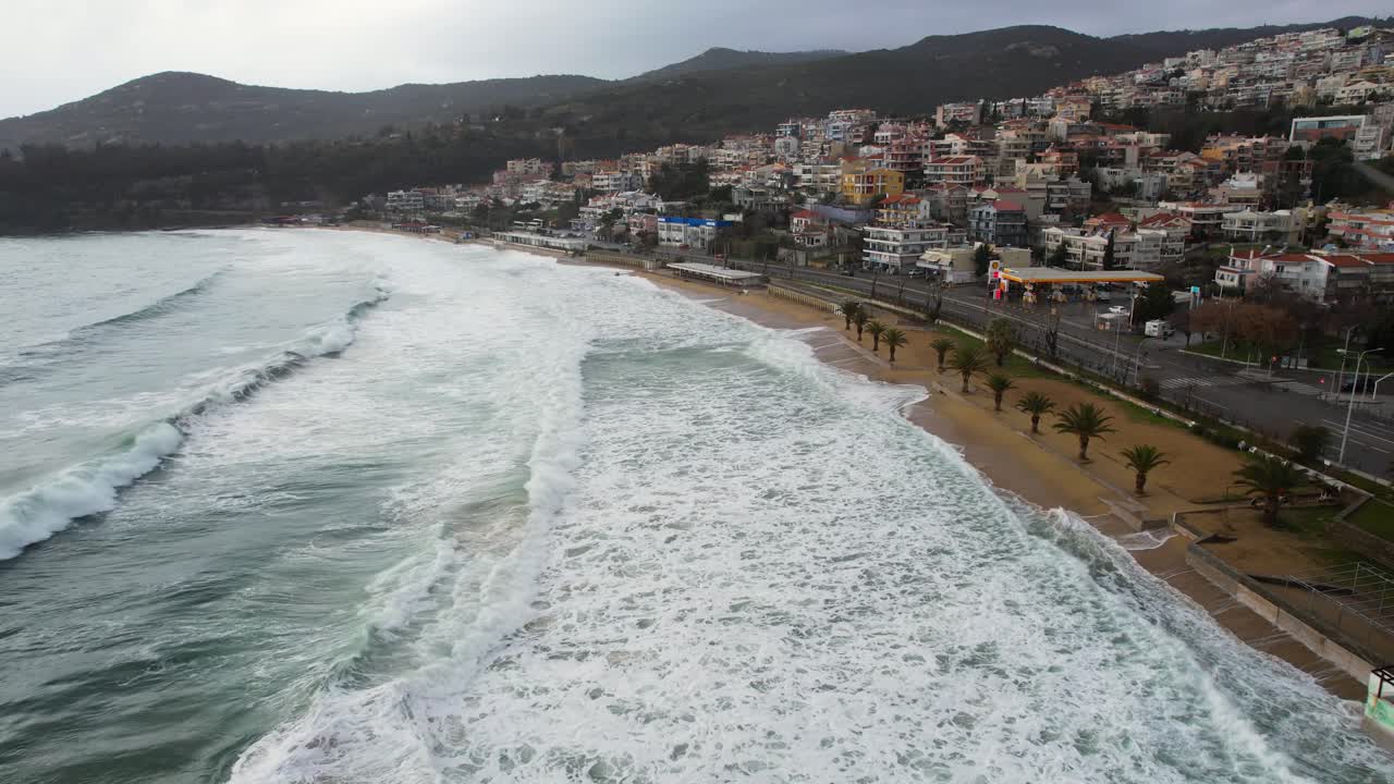 Fuertes vientos y marea alta en la playa de Kalamitsa, Kavala, Grecia, paisaje costero con viento fuerte
