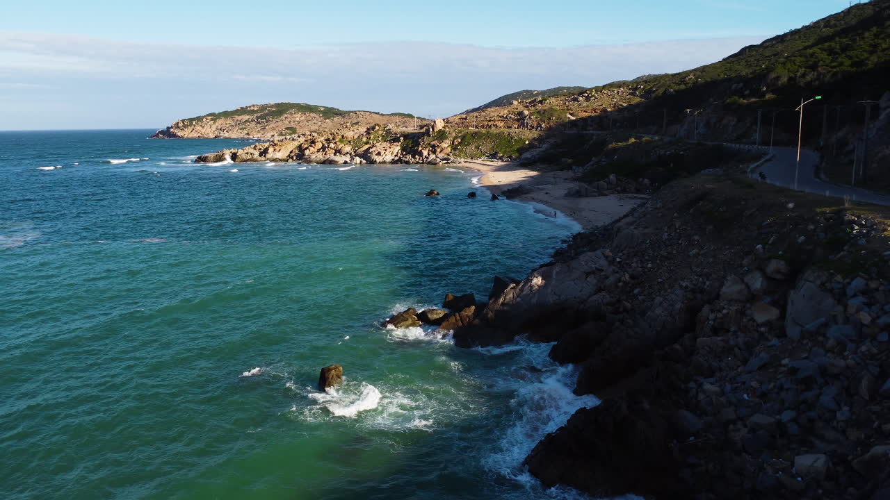 vuelo aéreo hacia atrás sobre paradise beach en vietnam