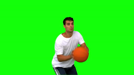 Hombre-Guapo-Jugando-Con-Una-Pelota-De-Baloncesto-En-Pantalla-Verde