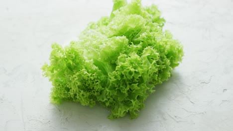 manojo de lechuga verde