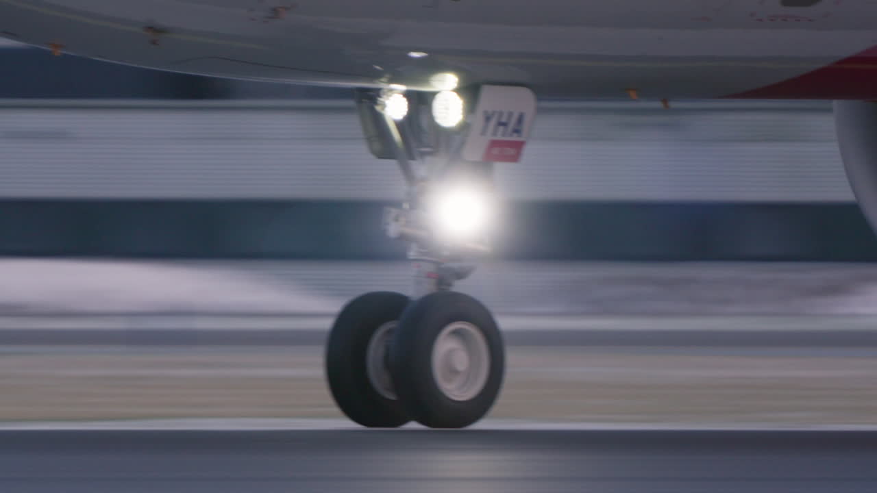 Carrello di atterraggio anteriore dell'aereo in accelerazione sulla pista per il decollo