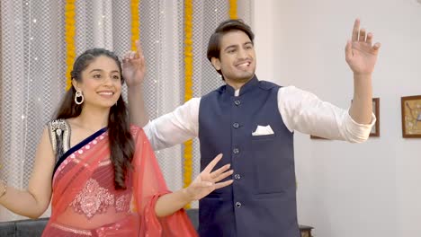 una pareja india bailando en diwali