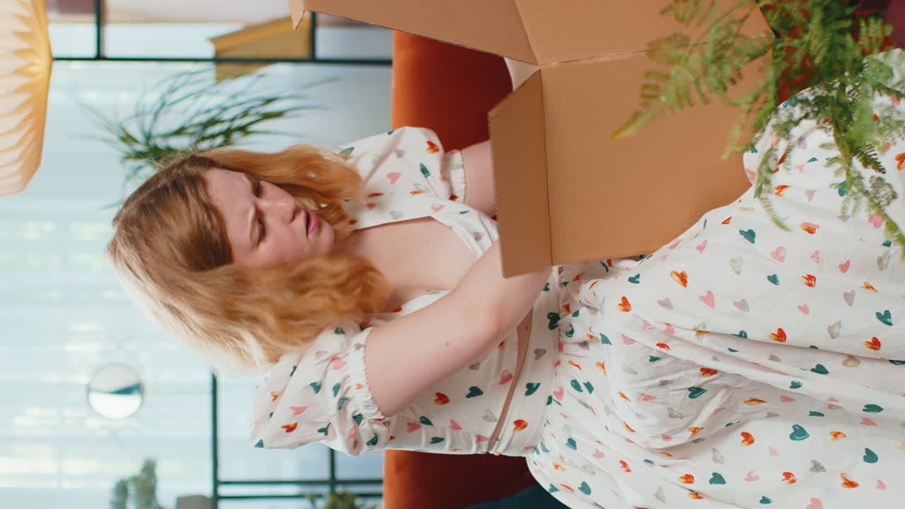 화가 난 불만족한 쇼핑객 젊은 여성이 패키지를 열고 화가 나서 혼란스러운 잘못된 배달