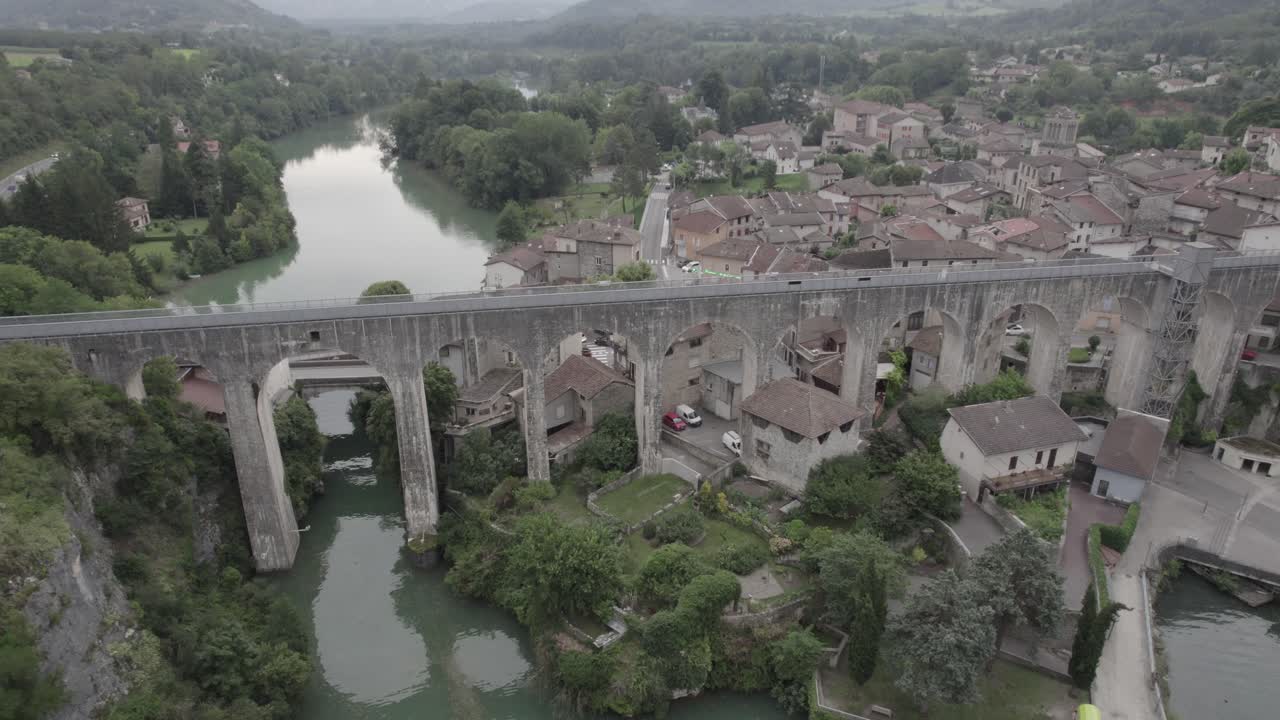 video con drone volando el puente de saint nazaire en royans