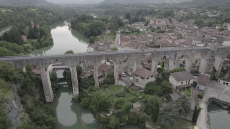 Video-Mit-Einer-Drohne,-Die-Die-Saint-Nazaire-Brücke-In-Königsblau-überfliegt