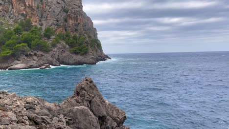 Küstenlinie-Mit-Wellen,-Die-Die-Klippen-Treffen,-Sa-Calobra,-Mallorca,-Spanien