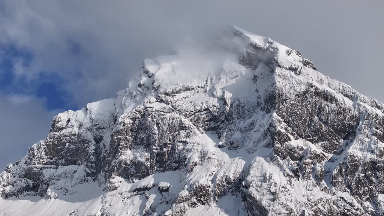 스위스 알프스 산맥의 겨울의 아름다움을 보여주는 웅장한 프론알프스토크 산의 항공 사진