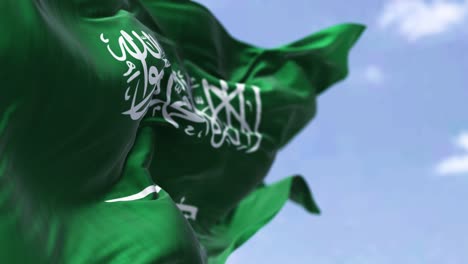 szczegółowe zbliżenie flagi narodowej arabii saudyjskiej machającej na wietrze w jasny dzień