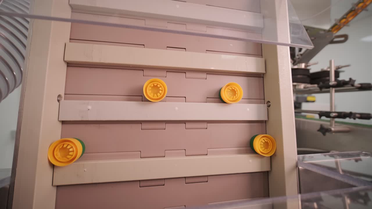 aceite de girasol en la botella que se mueve en la línea de producción. línea de embotellado de aceite de girassol en botellas. planta de producción de aceite vegetal. alta tecnología. fondo industrial