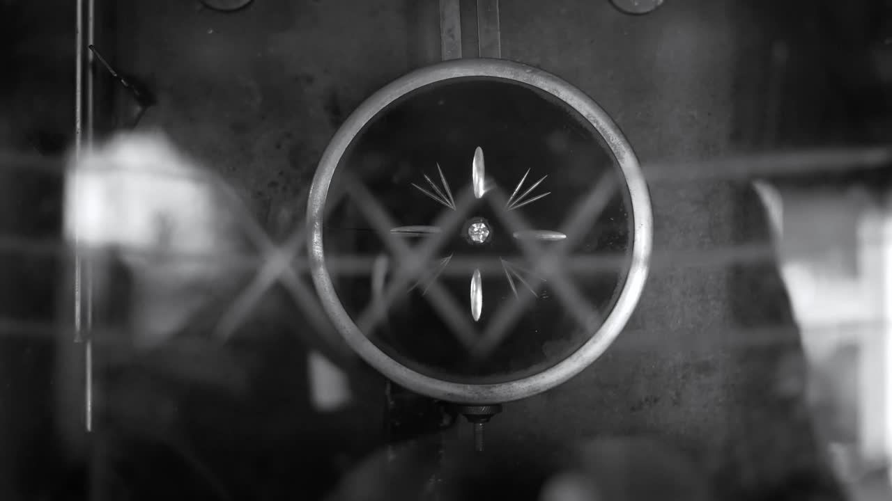 벽에 있는 빈티지 시계에서 흔들리는 돌이 루프의 클로즈업.