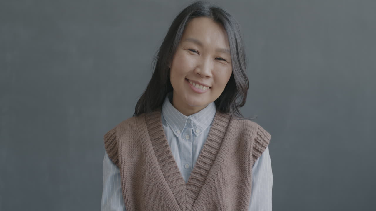 웃는 아시아 여성의 초상화