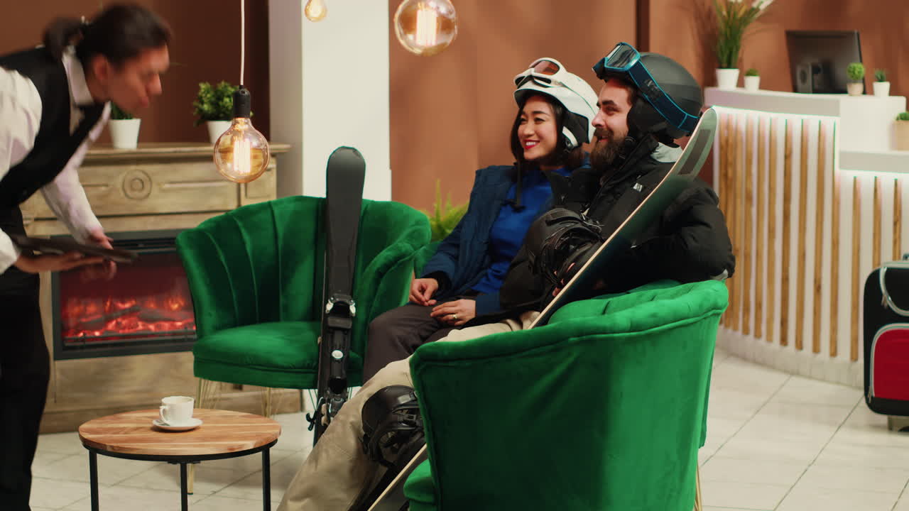 카드와 팁으로 커피 값을 지불하는 남자