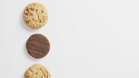 video van koekjes met chocolade op een witte achtergrond