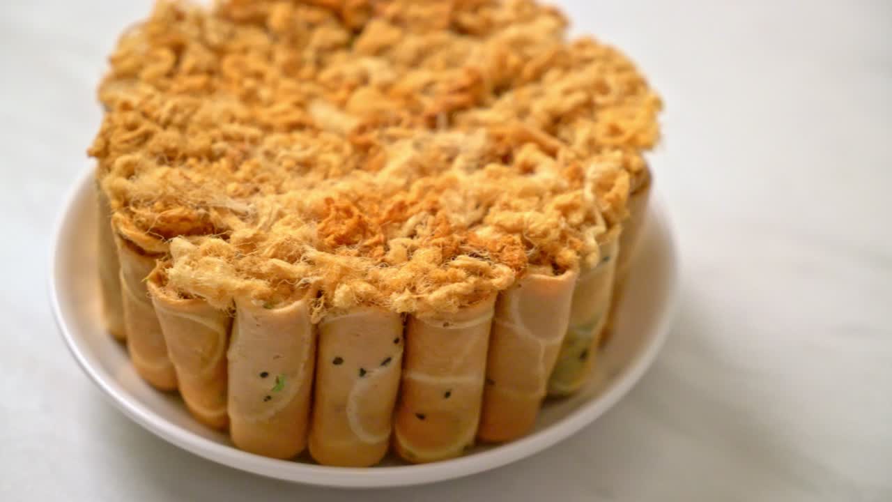 접시에 말린났습니다 돼지 고기와 바삭한 코코넛 롤