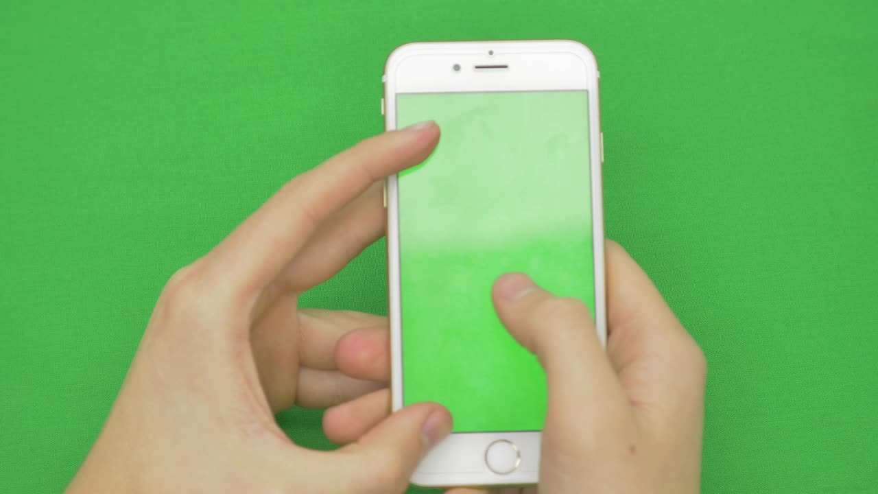 다양한 손짓, 수직, 클로즈업 - 그린 스크린으로 스마트 폰을 사용하는 것